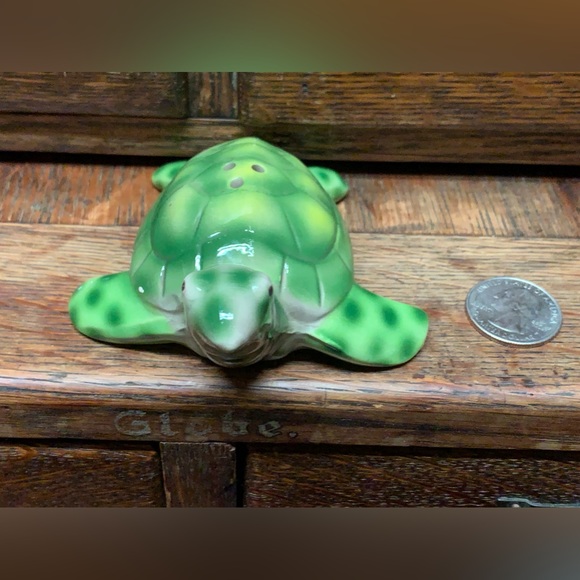 Vintage Green Glazed Ceramic Figural Turtle Shaped Salt Pepper Shaker Figurine - Picture 5 of 14